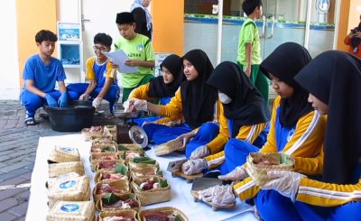 Masjid Al Azhar Gunakan Besek Bambu untuk Penyaluran Daging Kurban Secara Antar