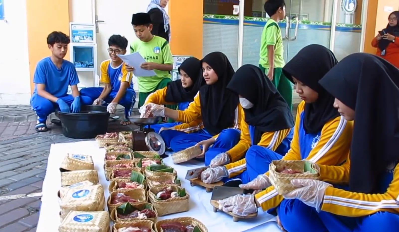 Masjid Al Azhar Gunakan Besek Bambu untuk Penyaluran Daging Kurban Secara Antar