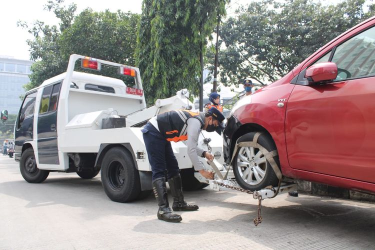 Parkir Liar Diberi Sanksi! Dishub DKI Cabut Pentil dan Langsung Derek Kendaraan